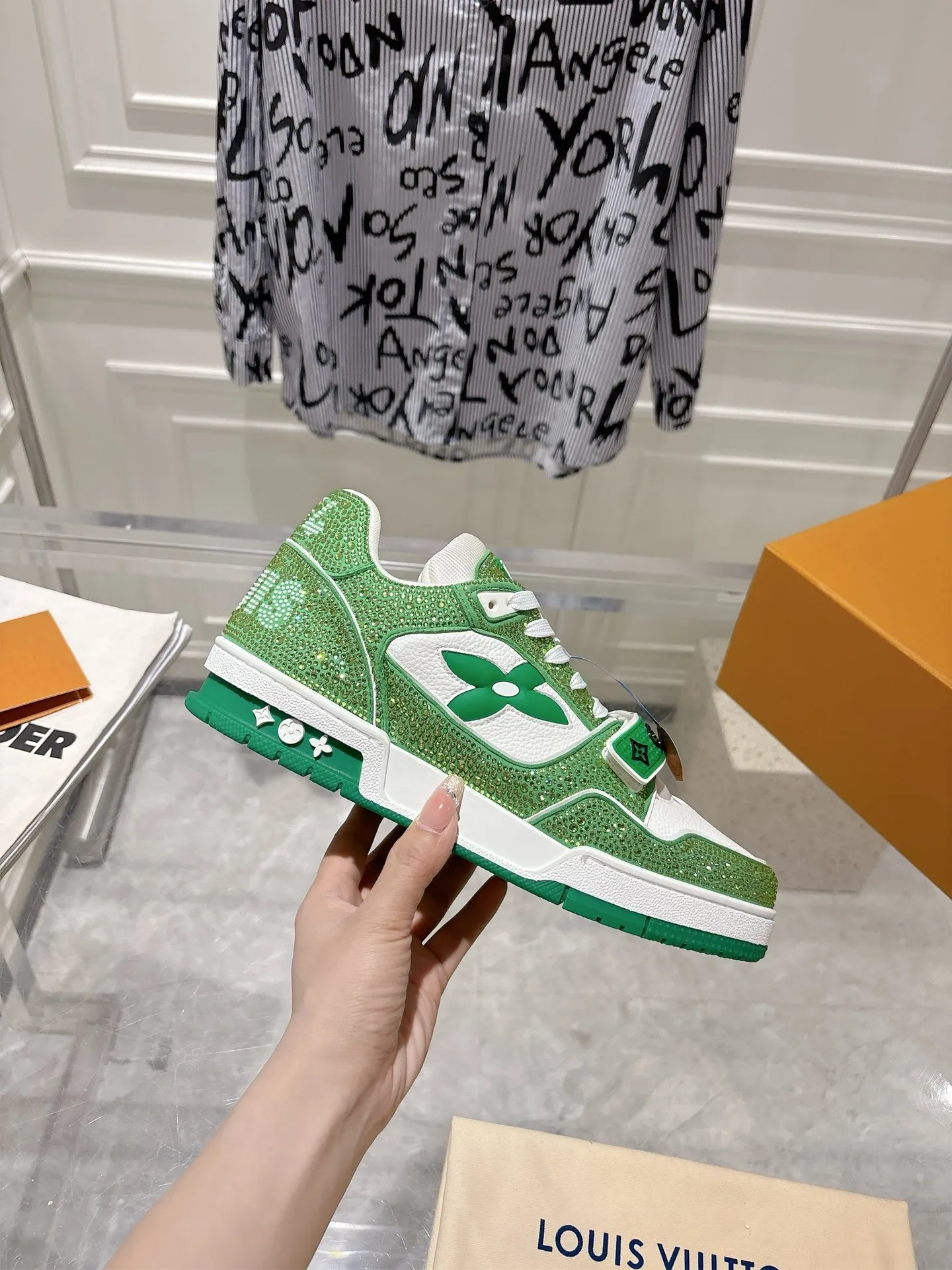 💕💕Factory direct selling price p840💕💕 Top version #couple style ⚠️ Comes with a full set of aviation box packaging ⚠️2️⃣0️⃣2️⃣5️⃣The hot LV full diamond 𝘁𝗿𝗮𝗶𝗻𝗲𝗿 series of the latest couple's sneakers, the quality has been upgraded again, the details are awesome It just doesn’t look too good! The model was sold out immediately within ten minutes of the official website going on sale. TPU outsole, mold fee is 2w+. The texture is comparable to the original version. The feet are made of polymeter micro-material and breathable British mesh. The details are the same as the original version. Please pay attention to distinguish the currency materials on the market. Size: Female 35-39, Male 39-45M